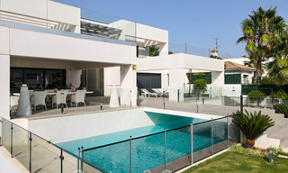 Moderna villa en venta, ubicada en primera línea de golf con vistas panorámicas al verde campo en Marbella Oeste 43870 