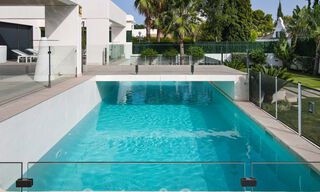 Moderna villa en venta, ubicada en primera línea de golf con vistas panorámicas al verde campo en Marbella Oeste 43871 
