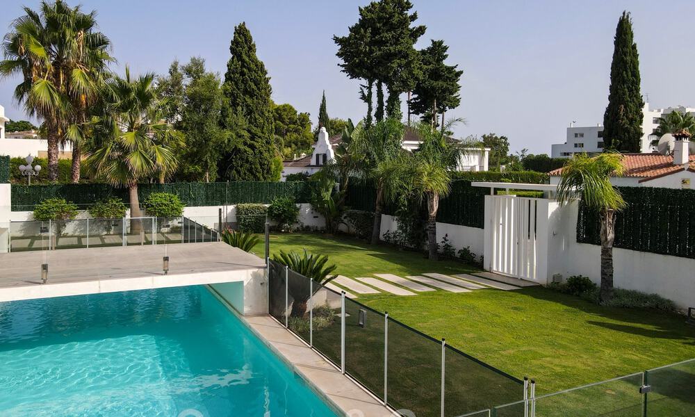 Moderna villa en venta, ubicada en primera línea de golf con vistas panorámicas al verde campo en Marbella Oeste 43872