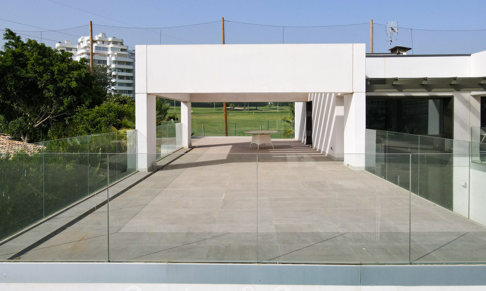 Moderna villa en venta, ubicada en primera línea de golf con vistas panorámicas al verde campo en Marbella Oeste 43873