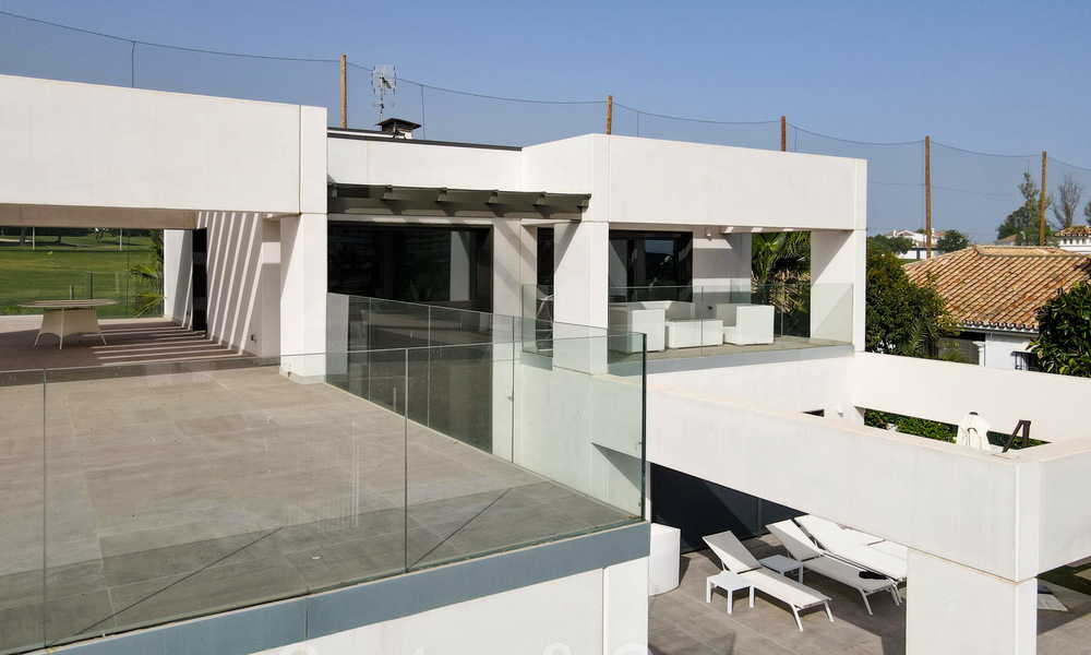 Moderna villa en venta, ubicada en primera línea de golf con vistas panorámicas al verde campo en Marbella Oeste 43874