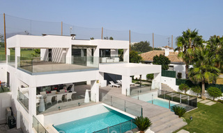 Moderna villa en venta, ubicada en primera línea de golf con vistas panorámicas al verde campo en Marbella Oeste 43875 