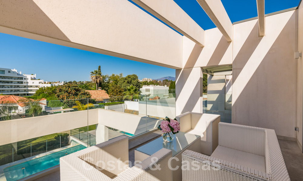 Moderna villa en venta, ubicada en primera línea de golf con vistas panorámicas al verde campo en Marbella Oeste 43876