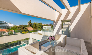 Moderna villa en venta, ubicada en primera línea de golf con vistas panorámicas al verde campo en Marbella Oeste 43876 