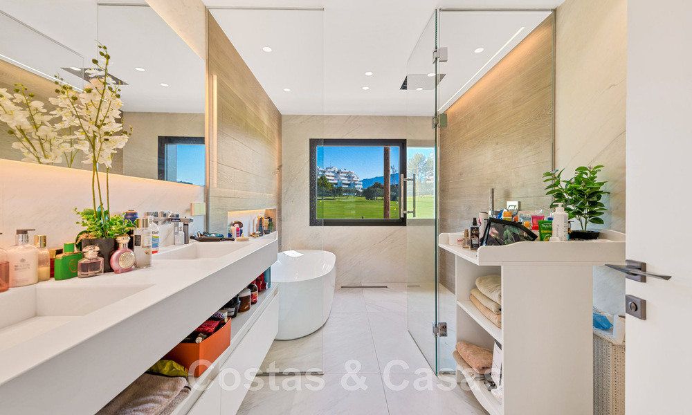 Moderna villa en venta, ubicada en primera línea de golf con vistas panorámicas al verde campo en Marbella Oeste 43877