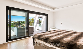 Moderna villa en venta, ubicada en primera línea de golf con vistas panorámicas al verde campo en Marbella Oeste 43882 