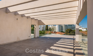 Moderna villa en venta, ubicada en primera línea de golf con vistas panorámicas al verde campo en Marbella Oeste 43884 