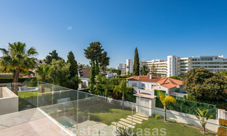 Moderna villa en venta, ubicada en primera línea de golf con vistas panorámicas al verde campo en Marbella Oeste 43885 