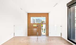 Moderna villa en venta, ubicada en primera línea de golf con vistas panorámicas al verde campo en Marbella Oeste 43886 