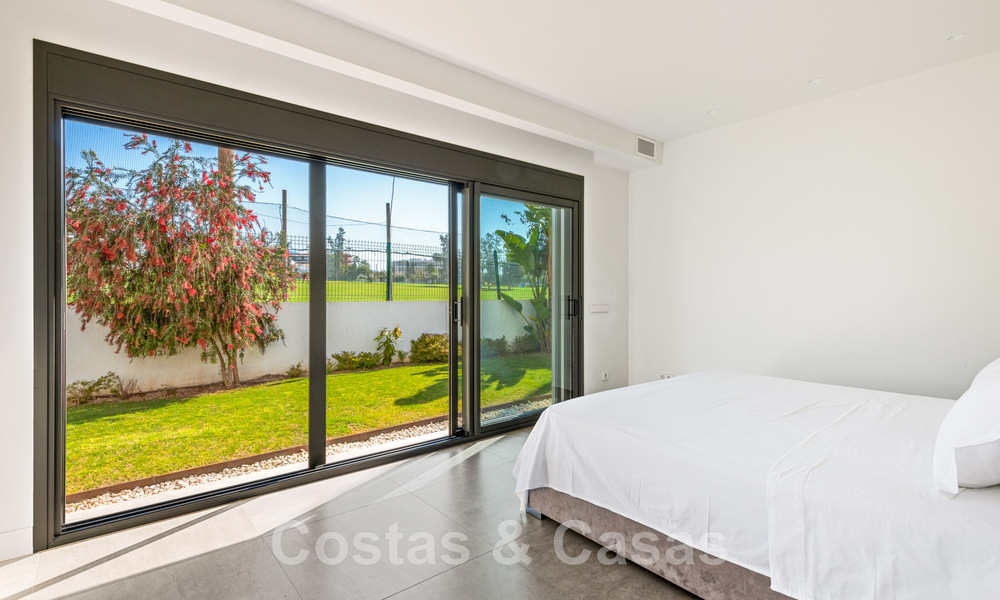 Moderna villa en venta, ubicada en primera línea de golf con vistas panorámicas al verde campo en Marbella Oeste 43887