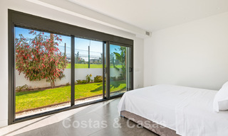 Moderna villa en venta, ubicada en primera línea de golf con vistas panorámicas al verde campo en Marbella Oeste 43887 