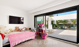 Moderna villa en venta, ubicada en primera línea de golf con vistas panorámicas al verde campo en Marbella Oeste 43889 