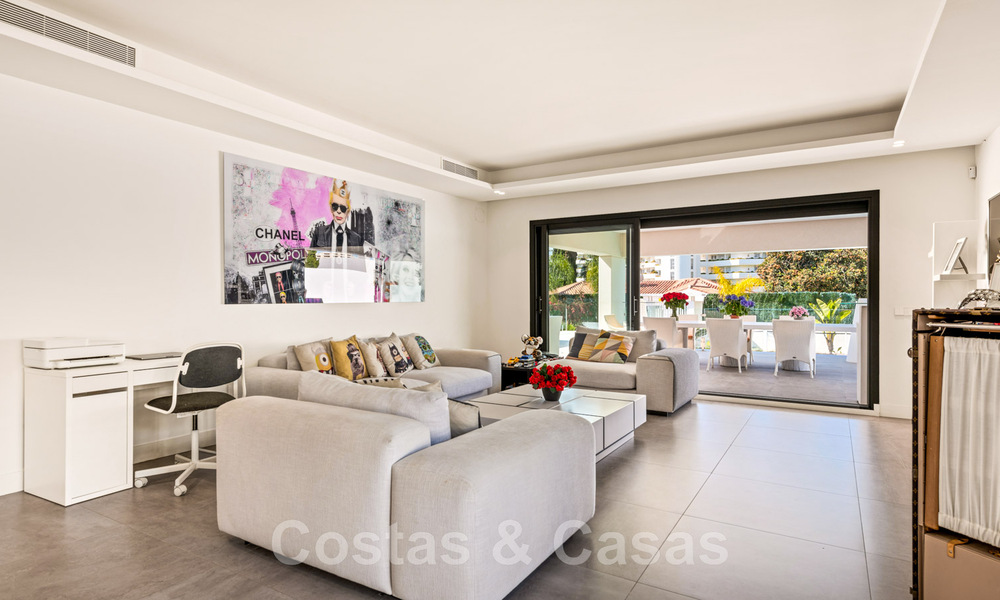 Moderna villa en venta, ubicada en primera línea de golf con vistas panorámicas al verde campo en Marbella Oeste 43891