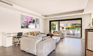 Moderna villa en venta, ubicada en primera línea de golf con vistas panorámicas al verde campo en Marbella Oeste 43891 