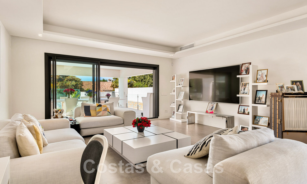 Moderna villa en venta, ubicada en primera línea de golf con vistas panorámicas al verde campo en Marbella Oeste 43892