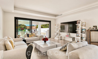Moderna villa en venta, ubicada en primera línea de golf con vistas panorámicas al verde campo en Marbella Oeste 43892 