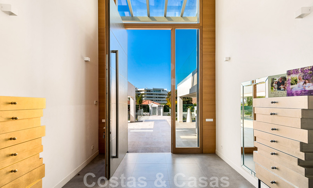Moderna villa en venta, ubicada en primera línea de golf con vistas panorámicas al verde campo en Marbella Oeste 43893