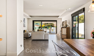 Moderna villa en venta, ubicada en primera línea de golf con vistas panorámicas al verde campo en Marbella Oeste 43896 