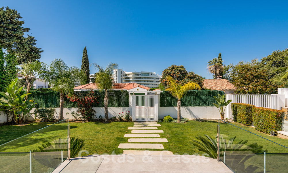 Moderna villa en venta, ubicada en primera línea de golf con vistas panorámicas al verde campo en Marbella Oeste 43898