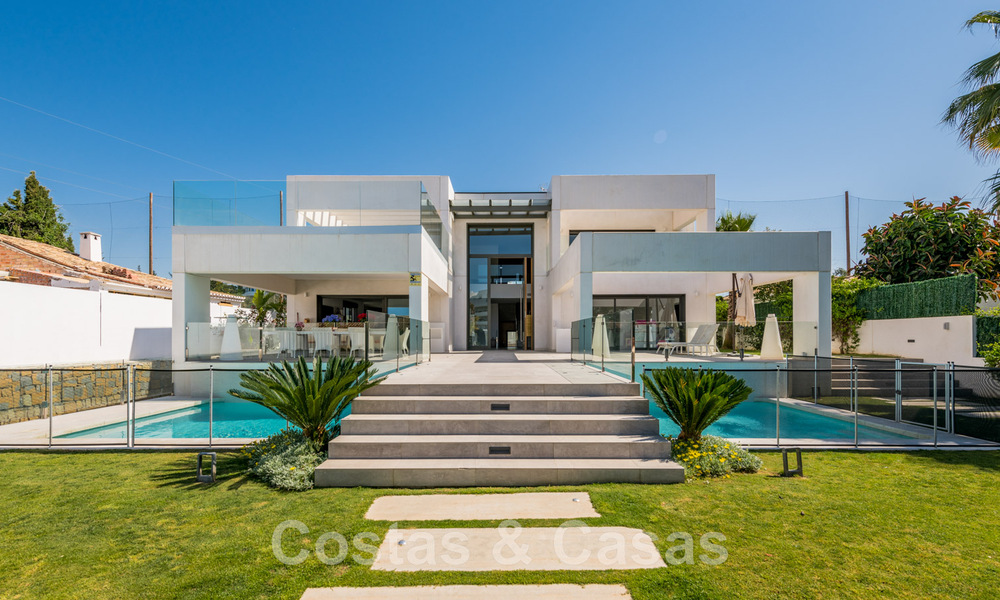 Moderna villa en venta, ubicada en primera línea de golf con vistas panorámicas al verde campo en Marbella Oeste 43900