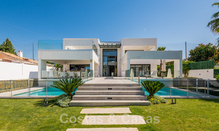 Moderna villa en venta, ubicada en primera línea de golf con vistas panorámicas al verde campo en Marbella Oeste 43900 