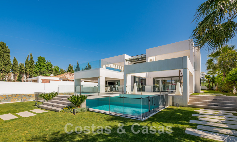 Moderna villa en venta, ubicada en primera línea de golf con vistas panorámicas al verde campo en Marbella Oeste 43901