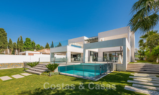 Moderna villa en venta, ubicada en primera línea de golf con vistas panorámicas al verde campo en Marbella Oeste 43901 