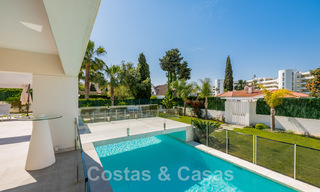 Moderna villa en venta, ubicada en primera línea de golf con vistas panorámicas al verde campo en Marbella Oeste 43902 