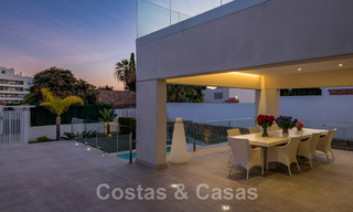 Moderna villa en venta, ubicada en primera línea de golf con vistas panorámicas al verde campo en Marbella Oeste 43904 