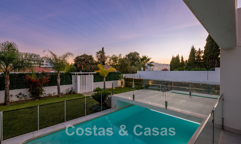 Moderna villa en venta, ubicada en primera línea de golf con vistas panorámicas al verde campo en Marbella Oeste 43905