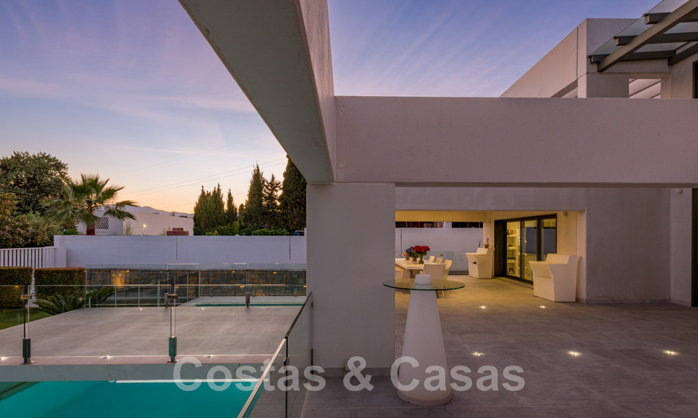 Moderna villa en venta, ubicada en primera línea de golf con vistas panorámicas al verde campo en Marbella Oeste 43906