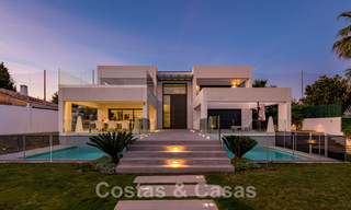 Moderna villa en venta, ubicada en primera línea de golf con vistas panorámicas al verde campo en Marbella Oeste 43908 
