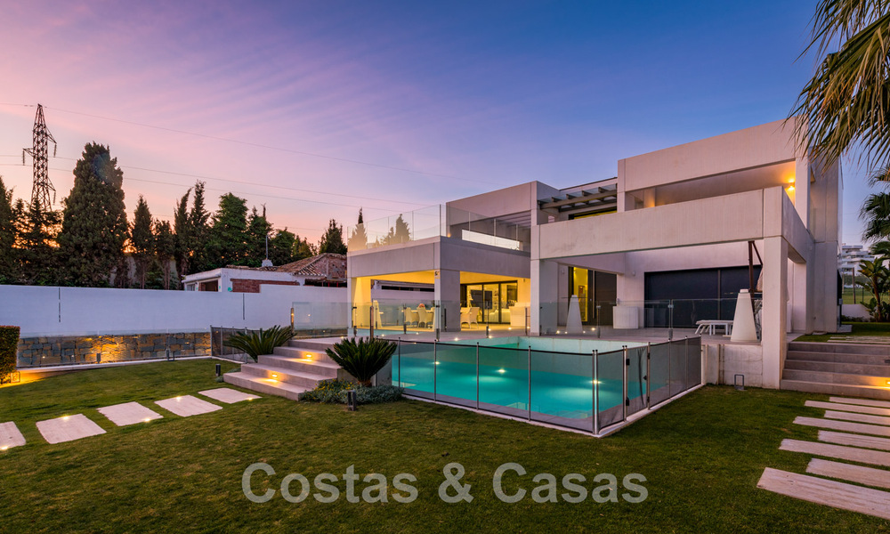 Moderna villa en venta, ubicada en primera línea de golf con vistas panorámicas al verde campo en Marbella Oeste 43909