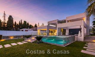 Moderna villa en venta, ubicada en primera línea de golf con vistas panorámicas al verde campo en Marbella Oeste 43909 