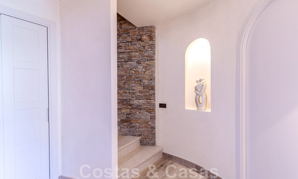 Amplia casa tradicional en venta, reformada modernamente con una ubicación central en Marbella Este 43537