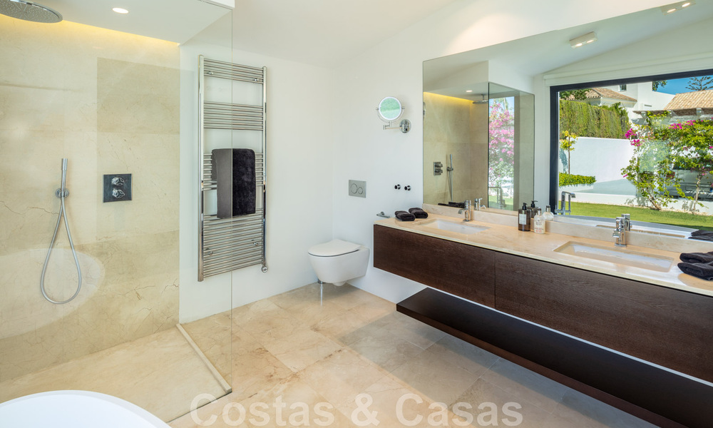 Villa de lujo en venta de estilo mediterráneo, en una urbanización segura a poca distancia de todos los servicios en Nueva Andalucía, Marbella 43651
