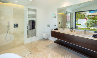 Villa de lujo en venta de estilo mediterráneo, en una urbanización segura a poca distancia de todos los servicios en Nueva Andalucía, Marbella 43651 