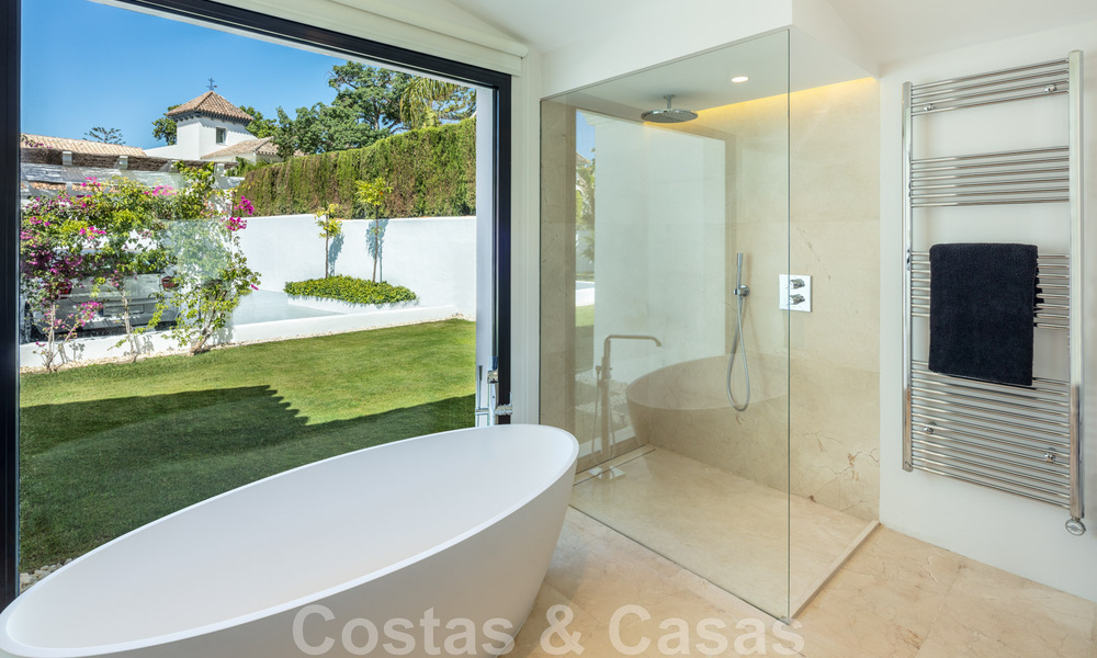 Villa de lujo en venta de estilo mediterráneo, en una urbanización segura a poca distancia de todos los servicios en Nueva Andalucía, Marbella 43652