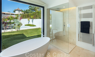 Villa de lujo en venta de estilo mediterráneo, en una urbanización segura a poca distancia de todos los servicios en Nueva Andalucía, Marbella 43652 