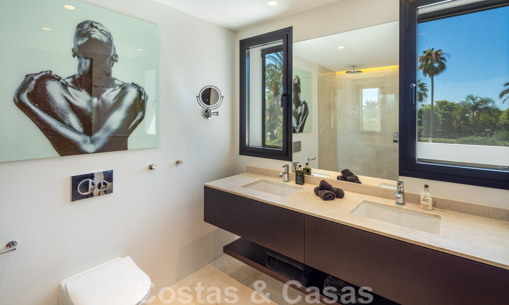 Villa de lujo en venta de estilo mediterráneo, en una urbanización segura a poca distancia de todos los servicios en Nueva Andalucía, Marbella 43656
