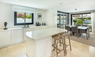 Villa de lujo en venta de estilo mediterráneo, en una urbanización segura a poca distancia de todos los servicios en Nueva Andalucía, Marbella 43660 