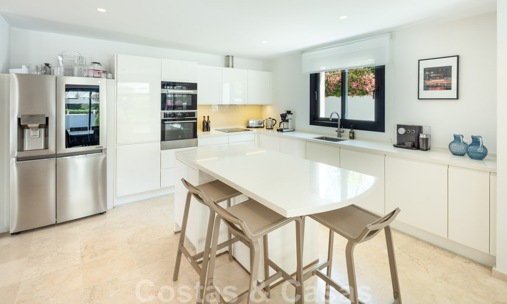 Villa de lujo en venta de estilo mediterráneo, en una urbanización segura a poca distancia de todos los servicios en Nueva Andalucía, Marbella 43661