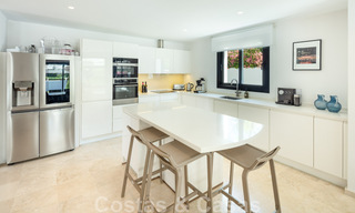 Villa de lujo en venta de estilo mediterráneo, en una urbanización segura a poca distancia de todos los servicios en Nueva Andalucía, Marbella 43661 