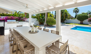Villa de lujo en venta de estilo mediterráneo, en una urbanización segura a poca distancia de todos los servicios en Nueva Andalucía, Marbella 43664 