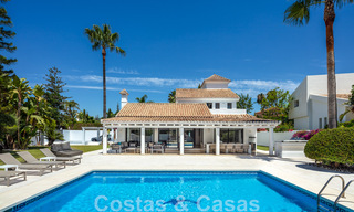 Villa de lujo en venta de estilo mediterráneo, en una urbanización segura a poca distancia de todos los servicios en Nueva Andalucía, Marbella 43667 