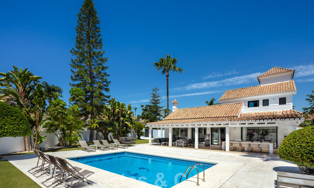 Villa de lujo en venta de estilo mediterráneo, en una urbanización segura a poca distancia de todos los servicios en Nueva Andalucía, Marbella 43669