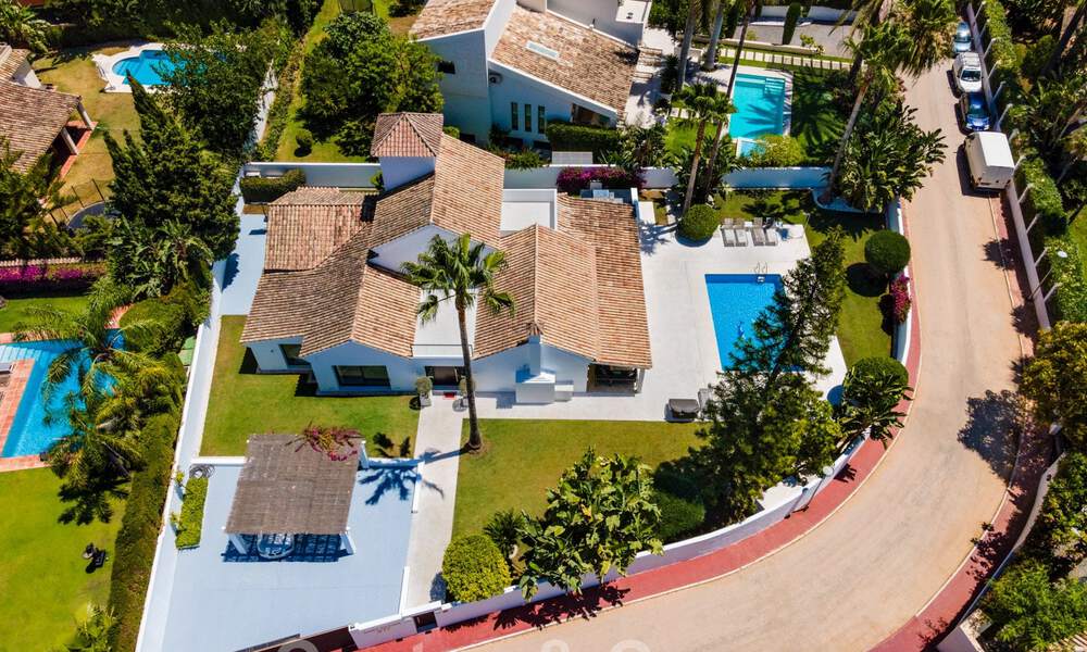 Villa de lujo en venta de estilo mediterráneo, en una urbanización segura a poca distancia de todos los servicios en Nueva Andalucía, Marbella 43670