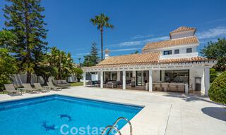 Villa de lujo en venta de estilo mediterráneo, en una urbanización segura a poca distancia de todos los servicios en Nueva Andalucía, Marbella 43671 