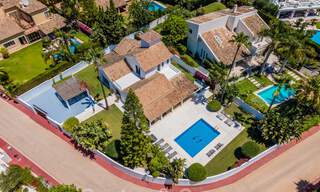 Villa de lujo en venta de estilo mediterráneo, en una urbanización segura a poca distancia de todos los servicios en Nueva Andalucía, Marbella 43672 