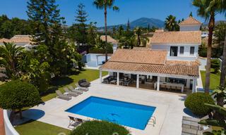 Villa de lujo en venta de estilo mediterráneo, en una urbanización segura a poca distancia de todos los servicios en Nueva Andalucía, Marbella 43674 